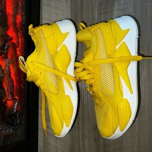 Puma Yellow White Sneakers Sporty Lifestyle Design